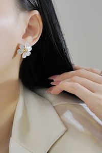 ต่างหูรูปดอกลิลลี่ทองคำ 18k ประดับเพชรธรรมชาติ ดีไซน์ใหม่จากซินฟลาย สำหรับผู้หญิง - Product Image 5