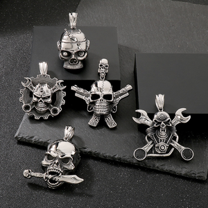 Edelstahl Halloween Schädel Anhänger für Männer Mechanische Punk-Stil Schraubens chl üssel Pfeil und Pistole Thema Skelett Kopf Anhänger Halskette - Product Image 3