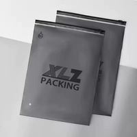 Sac d'emballage noir mat avec logo personnalisé, fermeture éclair, enveloppe d'expédition en plastique, sac à fermeture éclair étanche pour l'emballage des vêtements
