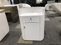 Bureau de coiffeur, petit format, simple, comptoir de réception de salon, moderne, blanc, or, bande décorative, bureau rond