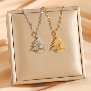 Collar de Moda con Colgante de Árbol de Navidad Dorado, Unisex, Giratorio, con Circonita Cúbica, Cadena de Acero de Titanio para Clavícula, Estilo Festivo - Product Image 1