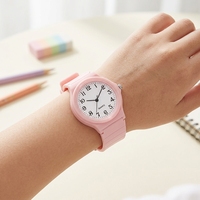 Montre analogique à quartz silencieuse, boîtier rond en plastique, bracelet en silicone, chiffres arabes, montre-bracelet pour étudiants, enfants et adolescents