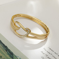 Bracelet minimaliste torsadé infini en cristal unique plaqué or fin, collection 2027 – Bracelets romantiques pour femme, vente en gros