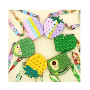 2025 mignon dessin animé <span class=keywords><strong>en</strong></span> forme de mini porte-monnaie pour enfants ananas et fraise pochettes à fermeture éclair pour enfants d'âge préscolaire - Product Image 1