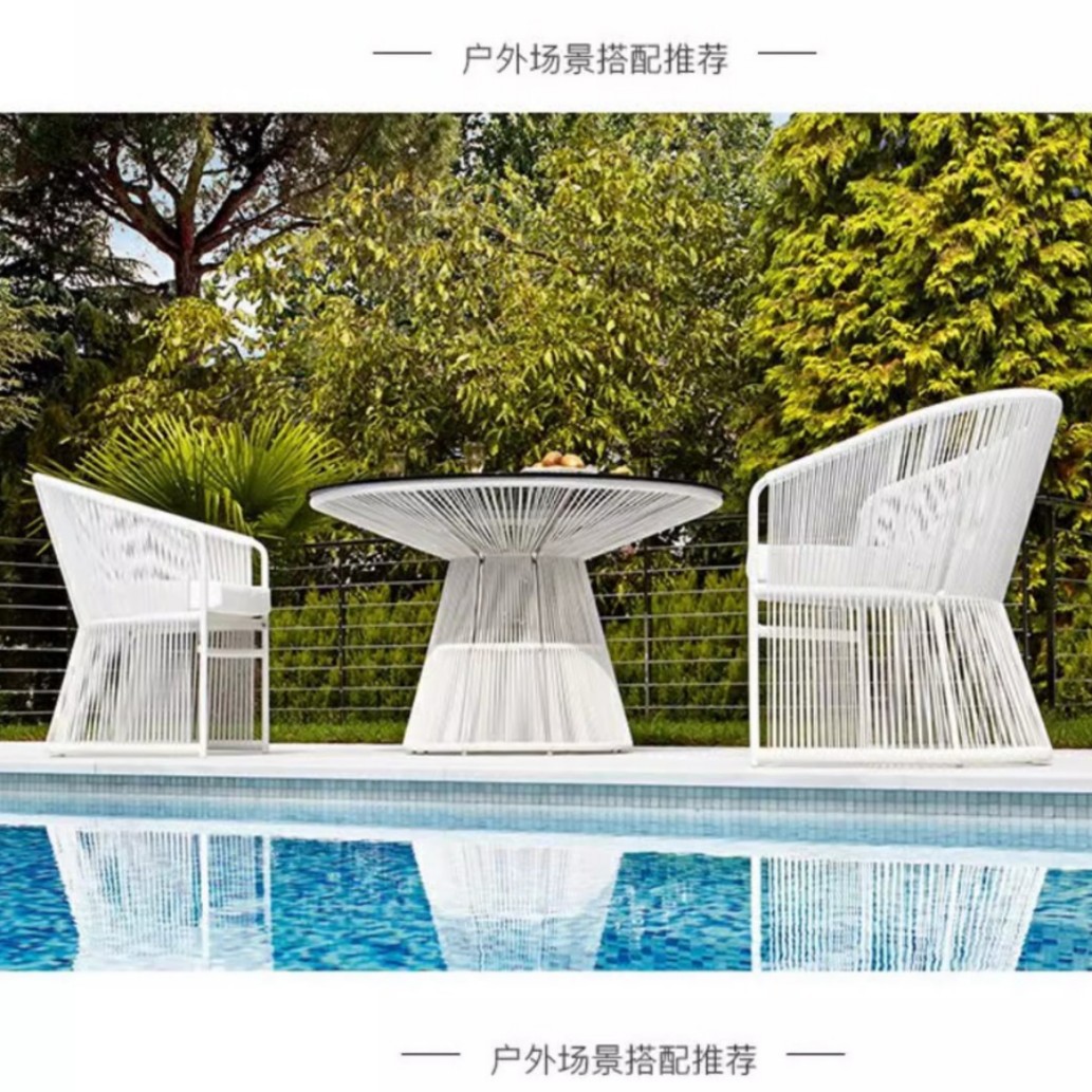 Une table et deux chaises
