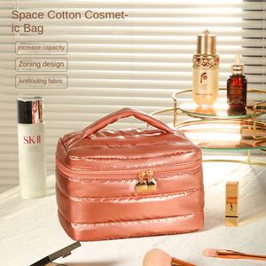 Bolsa de Maquillaje Acolchada, Portátil, Ligera y Moderna, Organizador de Artículos de Aseo, Bolsa de Cosméticos Personalizada - Product Image 4