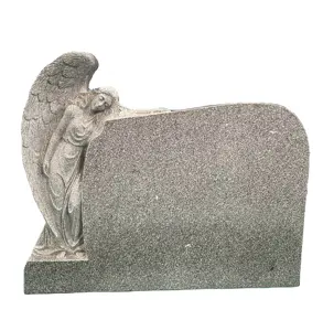 Grigio granito intaglio a mano angelo contro in posizione verticale tomba di pietra lapide