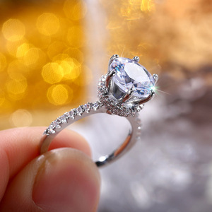 Anello Nuziale di Lusso a Sei Punte per Donne, Elegante Gioiello da Sposa - Product Image 6