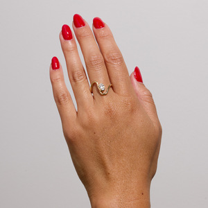 Bague ovale en acier inoxydable plaqué or 18 carats en forme de vague avec zircon blanc serti à griffes, bijou unisexe, cadeau - Product Image 3