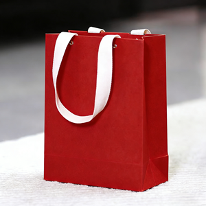 Sac en carton rouge pliable pour le commerce de détail, avec logo personnalisé, poignées à cordon doublées de coton et rivets. - Product Image 1