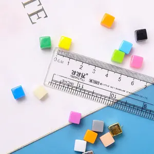 批发6面红绿空白缩进骰子8毫米，带直角d6骰子立方体，用于教学游戏