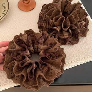 Chouchous de luxe 4 couches surdimensionnés en dentelle ajourée, chouchous en dentelle froissée style ballet, grands chouchous doux pour queue de cheval, vente en gros - Product Image 5