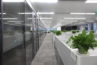 Postes de travail modernes en cubicles pour 2/4/6 personnes, postes de travail sur mesure, bureaux pour les bureaux d'entreprise
