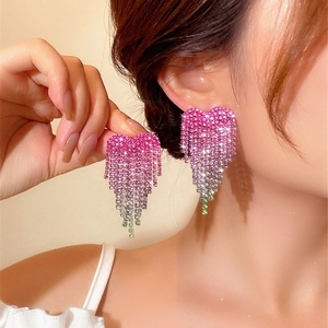 Boucles d'oreilles pendantes tendance en forme de cœur avec dégradé de couleurs, entièrement serties de diamants et de pampilles, en argent plaqué, ornées de strass, pour femme – Meilleure vente pour mariage - Product Image 1