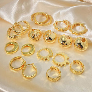 Pendientes Minimalistas en Oferta, Chapados en Oro, Joyería para Mujer al por Mayor, Sin Piedras, Geométricos, Tipo Huggies - Product Image 1