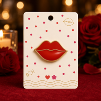 Broche en émail souple 2D motif baiser de lèvres, lèvres rouges, bijoux de la Saint-Valentin, épingles de revers en gros, badges métalliques personnalisés, usine OEM