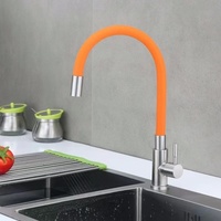 Robinet de cuisine moderne à une poignée en acier inoxydable 304 Tube universel en silicone coloré bon marché Caractéristique rotative à col flexible