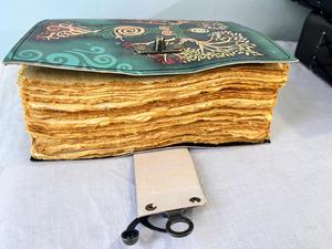 Diario de Tapa Dura de Cuero con Estampado de la Madre Tierra, Estilo Vintage, con Cierre Metálico y Borde Decorativo, Papel Antiguo, Regalo - Product Image 2