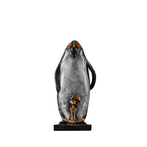 Adorno de Latón con Diseño de Pingüino Simbiótico, para Decoración de Sala de Estar, Regalo, de Copper Art Workshop - Product Image 1