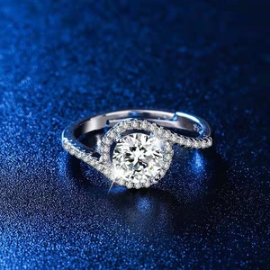 Nuovo Anello da Donna con Diamante Simulato, Design a Spirale con Angelo che si Bacia, Anello a Quattro Griffe con Diamanti, Anello in Moissanite Femminile, Vendita all'Ingrosso - Product Image 4