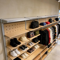 Modulares Aluminium-Holz LED Umweltfreundliches Robustes Wasserdichtes Display-Regal Pegboard-Rückwand Mehrstöckige Regale für Kleidung und Schuhe