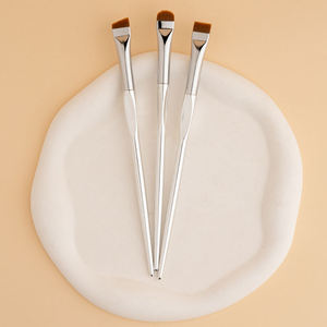 YRX Juego de 3 Pinceles para Cejas y Delineador de Ojos, Pincel Plano Angulado Plateado, Pincel Plano para Corrector, Pincel Superfino para Cejas - Product Image 4