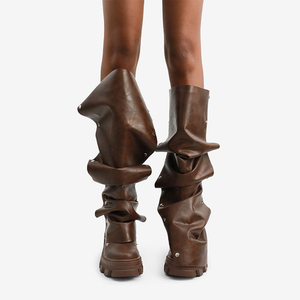 Botas altas de mujer con remaches metálicos, parte superior plisada, tacón bajo y grueso, punta cuadrada, ajuste ancho hasta la rodilla - Product Image 3