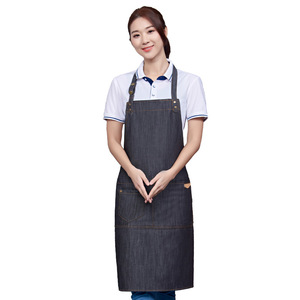 Delantal ajustable de mezclilla con bolsillos para uniformes de personal de restaurante y bar - Product Image 2
