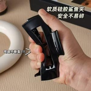 Новые трендовые неразрушимые мягкие силиконовые заколки-крабики большого размера, однотонные, гибкие резиновые заколки для волос для женщин, аксессуар для волос - Product Image 4