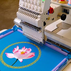 Máquina de Bordar Automática Computarizada de Una Cabeza para Uso Doméstico con Motor de 1200 RPM - Product Image 4