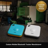 Kit de traqueurs Bluetooth carrés compacts cyan avec haut-parleur central en forme de dôme, boucle d'angle, cordon de suspension et accessoire électronique moulé découpé