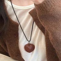 Collier pendentif cœur en cuir PU, bijoux minimalistes, colliers pendentifs pour femmes, chaîne longue pour pull, collier tendance pour femme