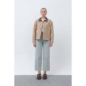 Chaqueta Corta con Detalles Decorativos para Mujer Soul - Chaqueta Corta Color Camel con Diseño Moderno para un Estilo Casual y Elegante - Product Image 3