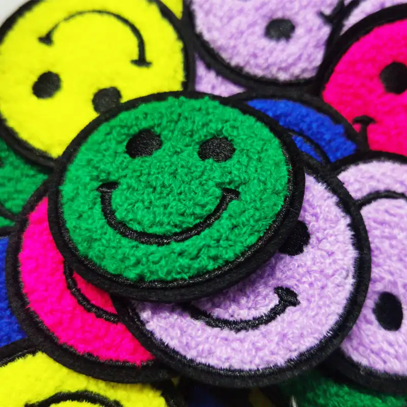 사용자 정의 도매 수 놓은 철 다채로운 미소 만화 셔닐 수건 자수 패치 의류 아플리케