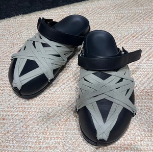Una marca de diseño exclusivo con punta redonda y suela plana, adecuada tanto para uso informal como formal, con un moderno diseño perforado. - Product Image 6