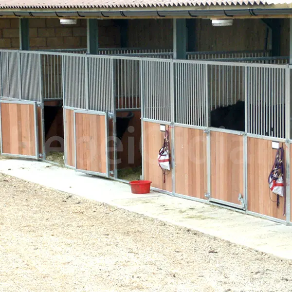 Fabbrica di design all'aperto di bambù stalla fienile coperto pannelli frontali in acciaio HDG bordo di bambù cavallo stabile con porta scorrevole