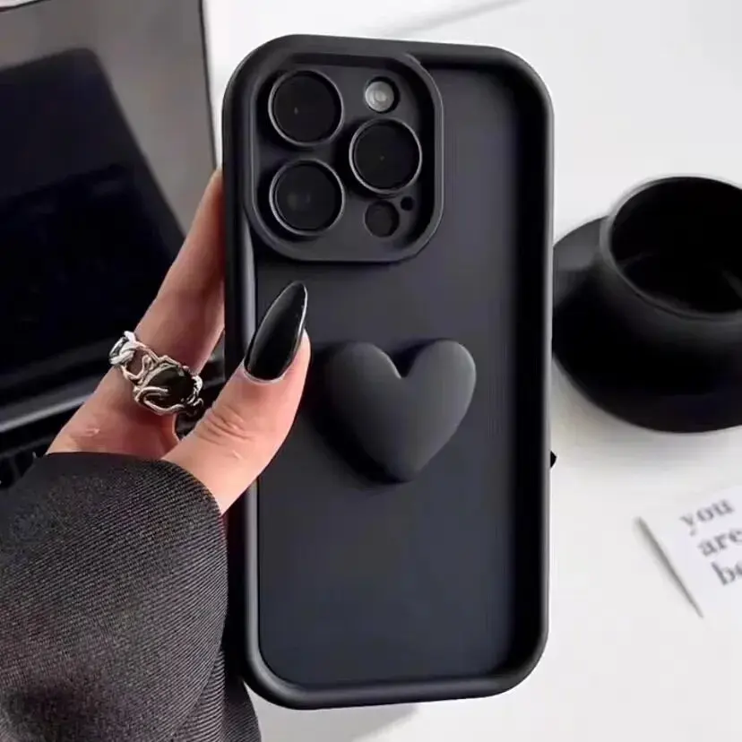 Yeni lüks trend 3D aşk kalp iPhone15 için telefon kılıfı Pro Max 14 13 12 11 XS XR buzlu kamera koruyun darbeye kapak