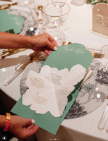 Menu du dîner unique Pastel Blush Gold Foil Fleurs en relief et chaque nom d'invité à la main Calligraphie Cartes de menu de mariage pliées
