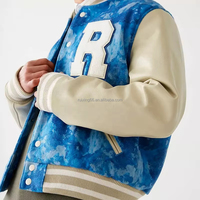 Chaqueta Varsity Personalizada, Estilo Letterman, Tie Dye, Lavado Ácido, Bordado, Mangas en Contraste, Botones a Presión, Fabricante Mayorista