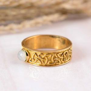 Anillo de compromiso bohemio celta de latón chapado en oro de 14 quilates con engaste de bisel de piedra lunar arcoíris, elegante belleza mística - Product Image 2