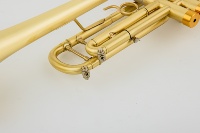 Wholesale Custom Gold Lacquer Surface Heavy Duty Professional Bb Key Trumpet Matte Brushed Finish Factory Brass Wind Instruments
