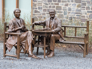 Sculpture en bronze grandeur nature sur mesure harmonie vieux couple statues assis sur le <span class=keywords><strong>banc</strong></span> - Product Image 6