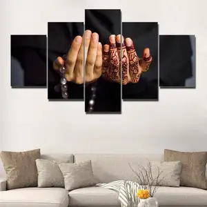 Imagem de arte islâmica árabe moderna com painéis de grupo, mão segurando tema muçulmano, pintura em tela, pôster HD para decoração de parede