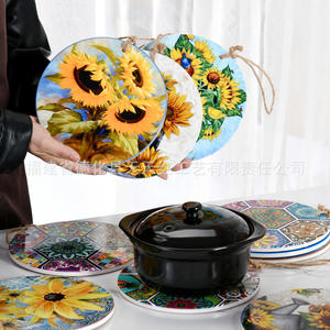 Sous-plat rond en céramique artisanale rouge Tian Tian du Fujian Dehua avec motif floral, antidérapant et isolant thermique pour bols et casseroles - Product Image 1