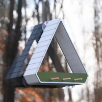 Mangeoire à oiseaux en métal JH-Mech, triangulaire, suspendue, résistante aux intempéries, avec plateau d'alimentation ouvert sur le devant, construction robuste, prête pour l'extérieur