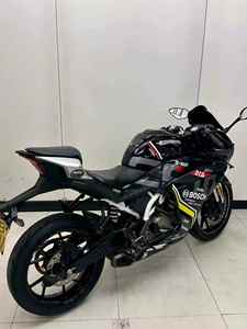 Motocicleta Deportiva de Carreras Chufuu de Alto Rendimiento, 400CC, Bicilíndrica, con Cascos OTB Tipster y Soporte - Product Image 4