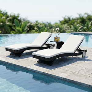 Chaise longue en rotin moderne avec coussin blanc et roulettes pour utilisation en extérieur au bord de la piscine - Product Image 5