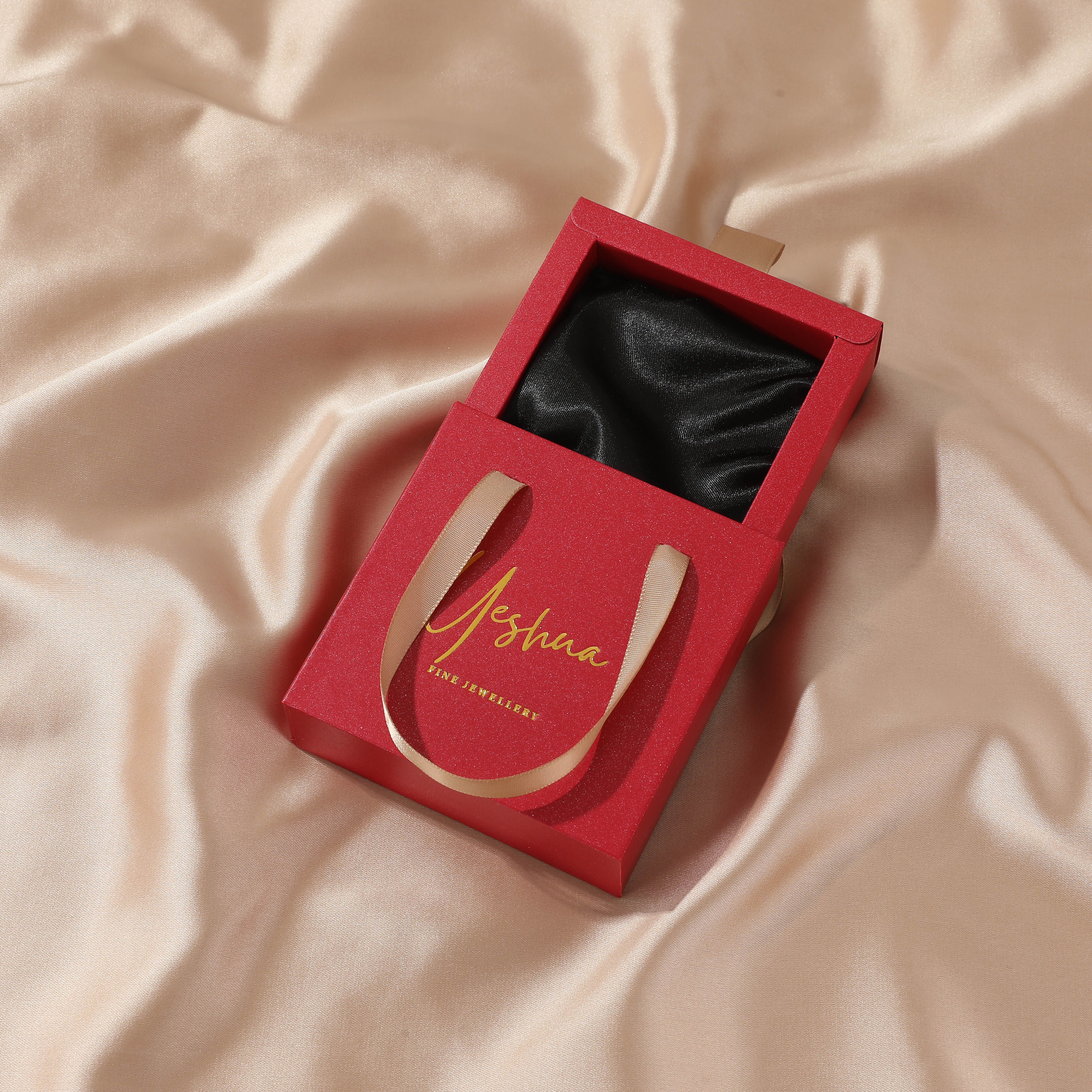 Boîte rouge avec satin