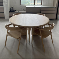 Table à manger ronde en chêne massif Wabi Sabi avec trois pieds en dalle et piédestal croisé pour salle d'exposition
