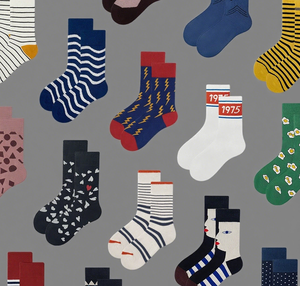 Chaussettes mi-mollet en coton à motif requin, chaussettes de sport décontractées unisexes pour les jeunes - Product Image 1